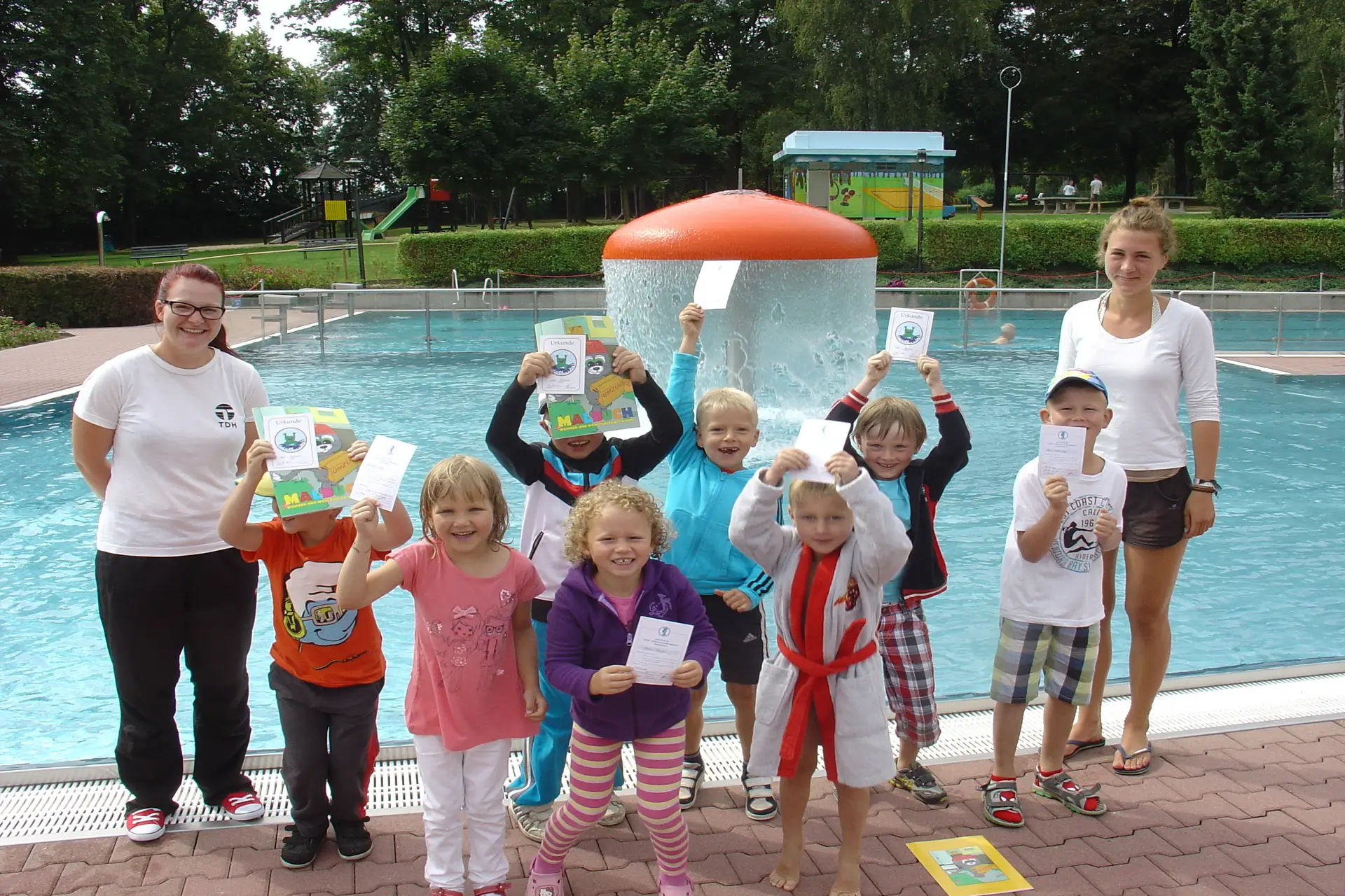 Albert-Schwarz-Bad - Kinderfreude über den erfolgreichen Schwimmlernkurs im Freibad Heidenau