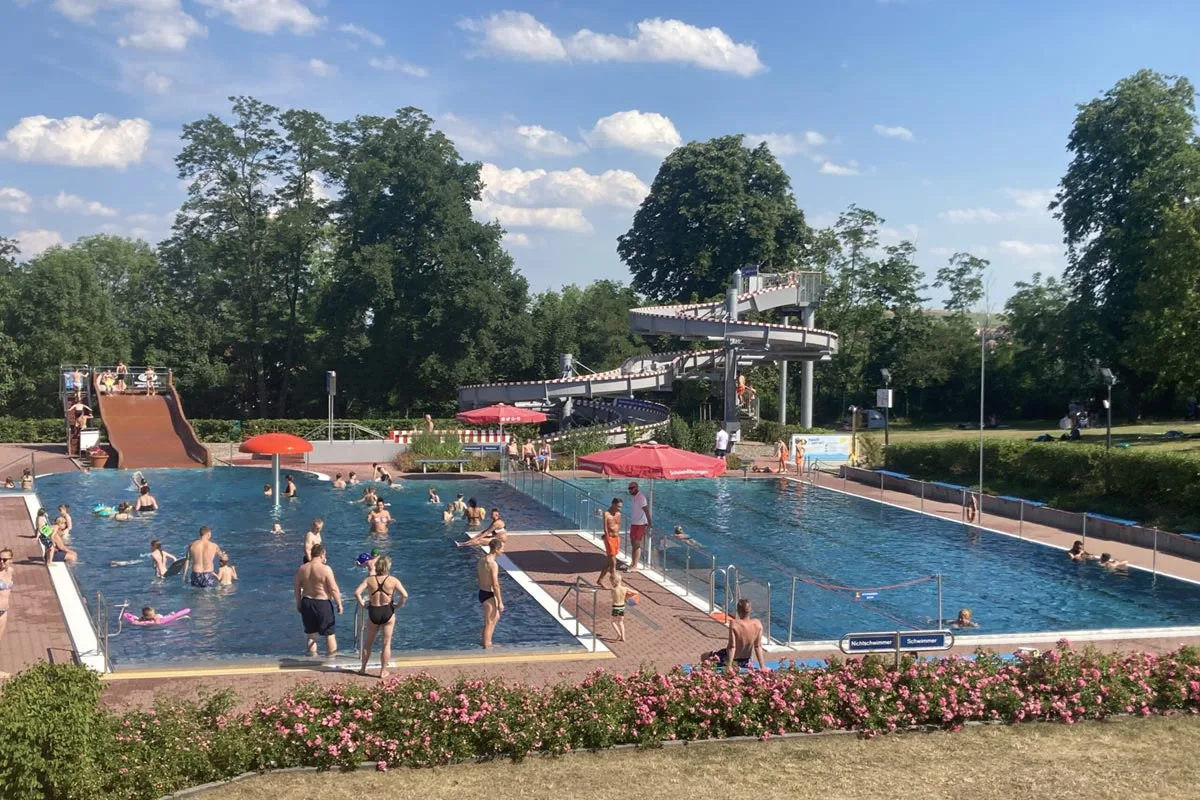 Obere Beckenlandschaft - Schwimmerbecken, Nichtschwimmerbecken, RacerSlide © Albert-Schwarz-Bad